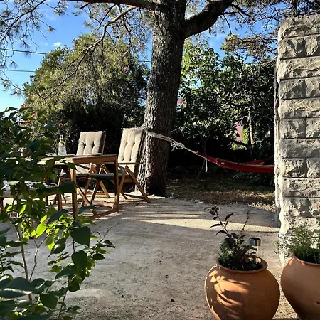 Cozy With Private Yard Lakmartin