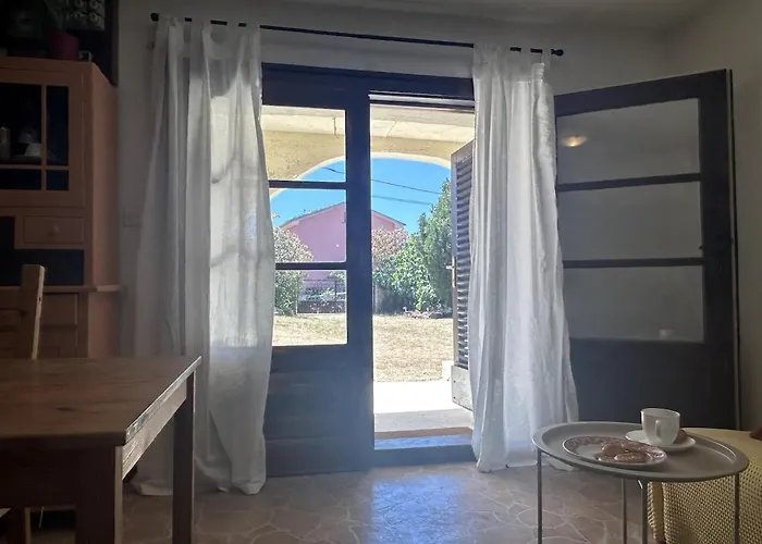 Cozy With Private Yard