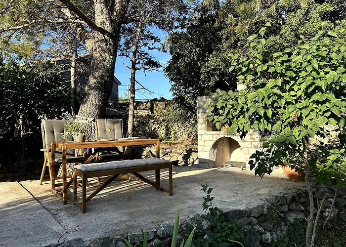 Cozy With Private Yard Lakmartin