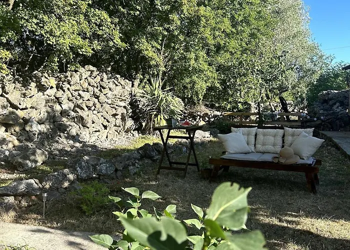 Cozy With Private Yard Apartmán