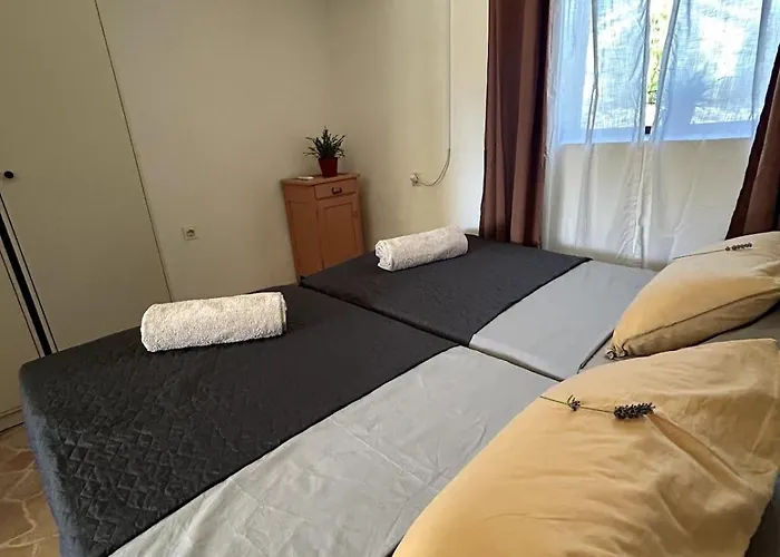 Cozy With Private Yard アパート