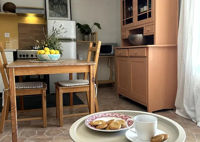 Cozy With Private Yard