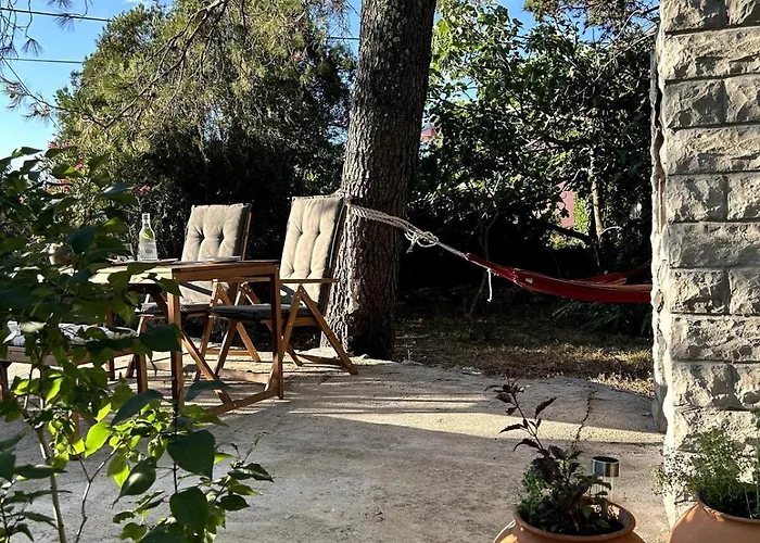 Cozy With Private Yard Lakmartin